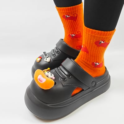 【買1送1】AKIBO小木偶洞洞鞋-經典黑(中性款、5公分厚底增高、寬楦、輕量、兩穿、防水) / 內附AKIBO品牌鞋扣1個。現在買再送鞋扣組(不挑款)1