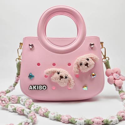 【買1送1】AKIBO滿月包-櫻花粉/手工編織花朵背帶(肩背手提洞洞包。中性款、輕量、防水) / 內附AKIBO品牌鞋扣1個。現在買再送鞋扣組(不挑款)2