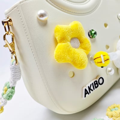 【買1送1】AKIBO滿月包-牛奶白/手工編織花朵背帶(肩背手提洞洞包。中性款、輕量、防水) / 內附AKIBO品牌鞋扣1個。現在買再送鞋扣組(不挑款)4