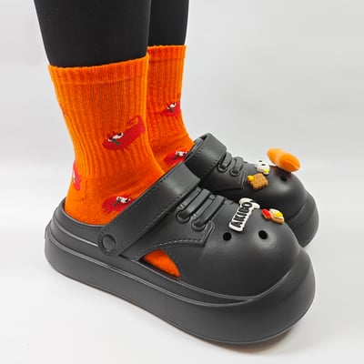 【買1送1】AKIBO小木偶洞洞鞋-經典黑(中性款、5公分厚底增高、寬楦、輕量、兩穿、防水) / 內附AKIBO品牌鞋扣1個。現在買再送鞋扣組(不挑款)3