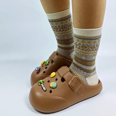 【買1送1】AKIBO布丁洞洞鞋-咖啡(女款、寬楦、雲朵感、輕量、耐走、防水) / 內附AKIBO品牌鞋扣1個。現在買再送鞋扣組(不挑款)9