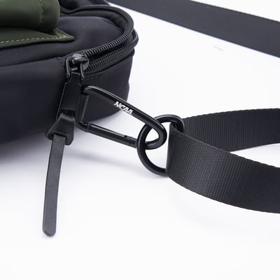 NCAA密西根大學Michigan工裝風機能側背包-綠8