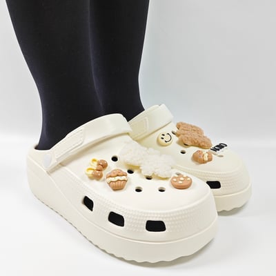 【買1送1】AKIBO餅乾洞洞鞋-牛奶白(中性款、寬楦、輕量、耐走、兩穿、防水) / 內附AKIBO品牌鞋扣1個。現在買再送鞋扣組(不挑款)8