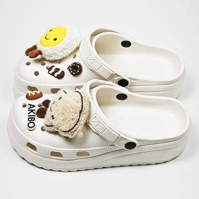 【買1送1】AKIBO餅乾洞洞鞋(二代)-牛奶白(中性款、輕量、耐走、兩穿、防水) / 內附AKIBO品牌鞋扣1個。現在買再送鞋扣組(不挑款)4