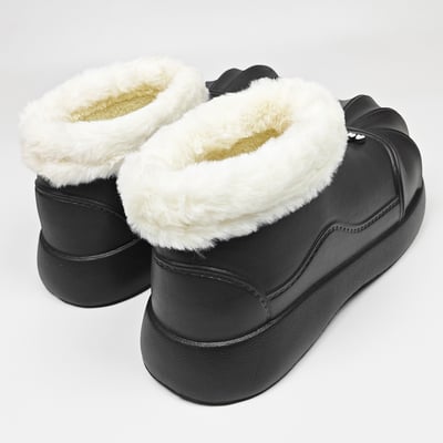 【買1送1】AKIBO毛毛洞洞短靴-經典黑(女款、4公分厚底增高、雲朵感、輕量、保暖) / 內附AKIBO品牌鞋扣2個。現在買再送鞋扣組(不挑款)4