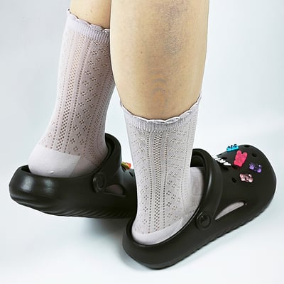 【買1送1】AKIBO泡芙洞洞鞋-經典黑(女款、雲朵感、輕量、兩穿、防水) / 內附AKIBO品牌鞋扣1個。現在買再送鞋扣組(不挑款)14