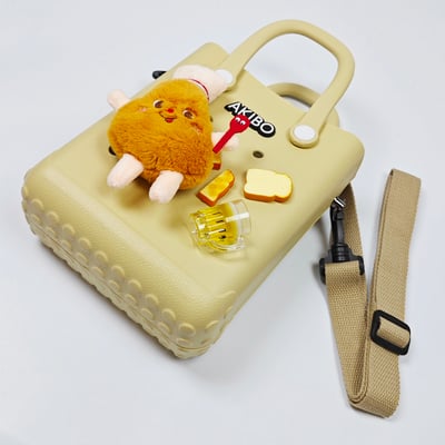 【買1送1】AKIBO吐司包-奶茶(創意點點洞洞包。中性款、輕量、防水) / 內附AKIBO品牌鞋扣1個。現在買再送鞋扣組(不挑款)