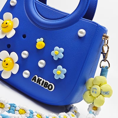【買1送1】AKIBO滿月包-寶石藍 / 手工編織花朵背帶 (肩背手提洞洞包。中性款、輕量、防水) / 內附AKIBO品牌鞋扣1個。現在買再送鞋扣組(不挑款)4