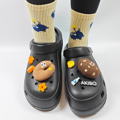 【買1送1】AKIBO餅乾洞洞鞋-經典黑(中性款、寬楦、輕量、耐走、兩穿、防水) / 內附AKIBO品牌鞋扣1個。現在買再送鞋扣組(不挑款)10