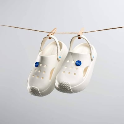 【買1送1】NCAA休閒洞洞鞋-白(中性款、寬楦、雲朵感、輕量、防水)/ 內附NCAA品牌鞋扣1個。現在買再送鞋扣組(不挑款)5