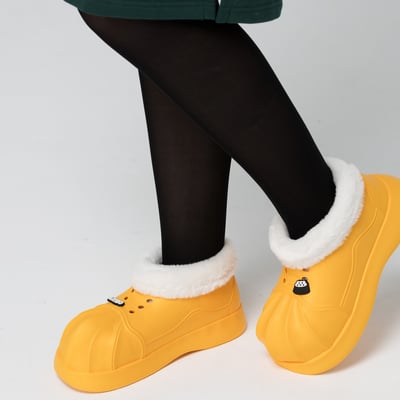 【買1送1】AKIBO毛毛洞洞短靴-陽光黃(女款、4公分厚底增高、雲朵感、輕量、保暖) / 內附AKIBO品牌鞋扣2個。現在買再送鞋扣組(不挑款)6