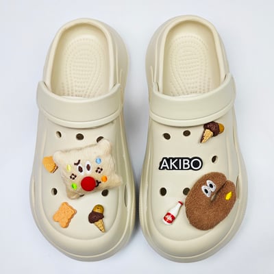 【買1送1】AKIBO波浪厚底洞洞鞋-奶油白(女款、6公分厚底增高、輕量、兩穿、防水) / 內附AKIBO品牌鞋扣1個。現在買再送鞋扣組(不挑款)3