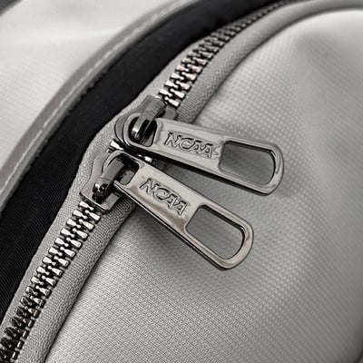 NCAA紐約大學NYU經典Logo小後背包-灰8