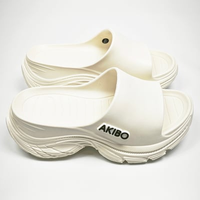 【買1送1】AKIBO韓系動感厚底涼鞋-牛奶白(女款、5公分厚底增高、輕量、防水) / 內附AKIBO品牌鞋扣1個。現在買再送鞋扣組(不挑款)5