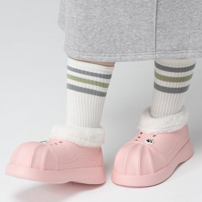 【買1送1】AKIBO毛毛洞洞短靴-櫻花粉(女款、4公分厚底增高、雲朵感、輕量、保暖) / 內附AKIBO品牌鞋扣2個。現在買再送鞋扣組(不挑款)10