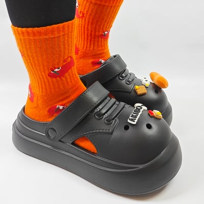 【買1送1】AKIBO小木偶洞洞鞋-經典黑(中性款、5公分厚底增高、寬楦、輕量、兩穿、防水) / 內附AKIBO品牌鞋扣1個。現在買再送鞋扣組(不挑款)5