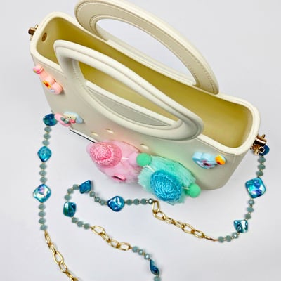 【買1送1】AKIBO滿月包-牛奶白/森系琉璃背帶(肩背手提洞洞包。中性款、輕量、防水) / 內附AKIBO品牌鞋扣1個。現在買再送鞋扣組(不挑款)3