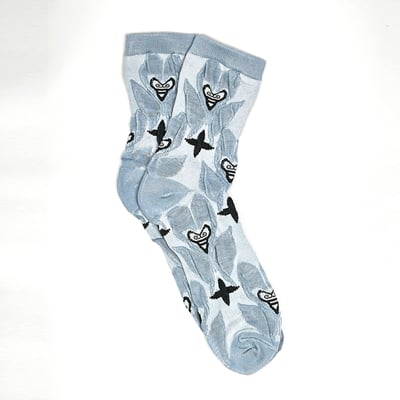 AKIBO藍調浮雕花紋中筒襪(三件組)-女款