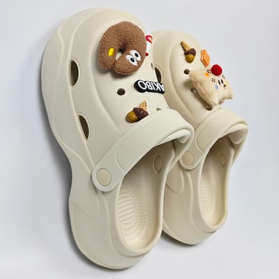 【買1送1】AKIBO波浪厚底洞洞鞋-奶油白(女款、6公分厚底增高、輕量、兩穿、防水) / 內附AKIBO品牌鞋扣1個。現在買再送鞋扣組(不挑款)5