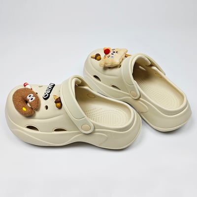 【買1送1】AKIBO波浪厚底洞洞鞋-奶油白(女款、6公分厚底增高、輕量、兩穿、防水) / 內附AKIBO品牌鞋扣1個。現在買再送鞋扣組(不挑款)6