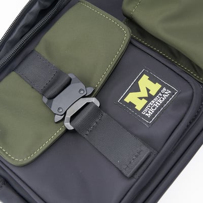 NCAA密西根大學Michigan工裝風機能側背包-綠6