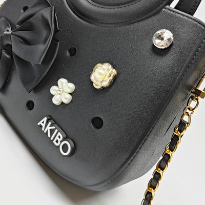 【買1送1】AKIBO滿月包-經典黑/皮革花漾背帶(肩背手提洞洞包。中性款、輕量、防水) / 內附AKIBO品牌鞋扣1個。現在買再送鞋扣組(不挑款)4