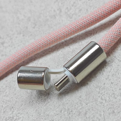 AKIBO時尚充電手機掛繩-櫻花粉(中性款、快充、可調節、耐磨、耐重、TYPE-C to TYPE-C) / 內附AKIBO品牌手機掛片1個6