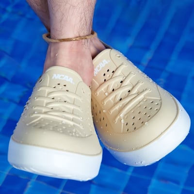 【買1送1】NCAA防水休閒鞋(洞洞鞋)-卡其(中性款、耐走、輕量、防水)。現在買再送鞋扣組(不挑款)1