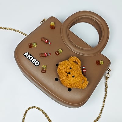 【買1送1】AKIBO滿月包-焦糖咖/魅力鍊條背帶(肩背手提洞洞包。中性款、輕量、防水) / 內附AKIBO品牌鞋扣1個。現在買再送鞋扣組(不挑款)5