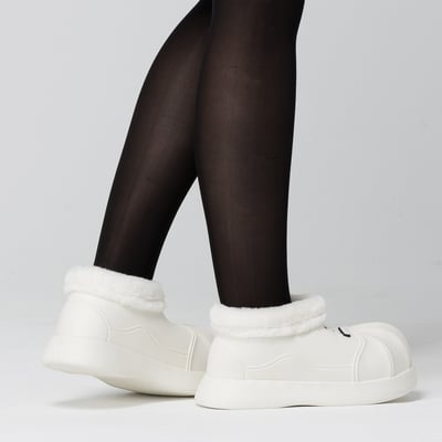 【買1送1】AKIBO毛毛洞洞短靴-牛奶白(女款、4公分厚底增高、雲朵感、輕量、保暖) / 內附AKIBO品牌鞋扣2個。現在買再送鞋扣組(不挑款)2