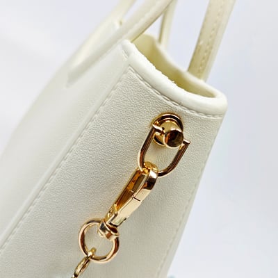 【買1送1】AKIBO滿月包-牛奶白/手工編織花朵背帶(肩背手提洞洞包。中性款、輕量、防水) / 內附AKIBO品牌鞋扣1個。現在買再送鞋扣組(不挑款)10