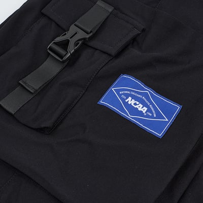 NCAA寬版立體袋短褲-黑9