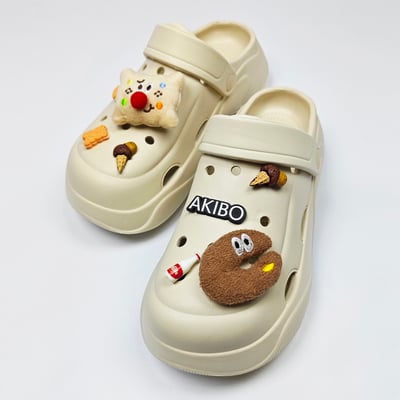 【買1送1】AKIBO波浪厚底洞洞鞋-奶油白(女款、6公分厚底增高、輕量、兩穿、防水) / 內附AKIBO品牌鞋扣1個。現在買再送鞋扣組(不挑款)2