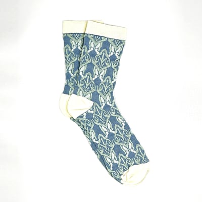 AKIBO藍調浮雕花紋中筒襪(三件組)-女款