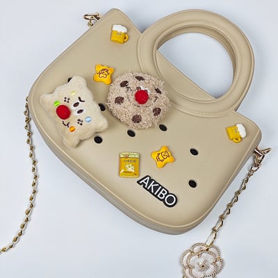 【買1送1】AKIBO滿月包-奶油白/皮革花漾背帶(肩背手提洞洞包。中性款、輕量、防水) / 內附AKIBO品牌鞋扣1個。現在買再送鞋扣組(不挑款)5