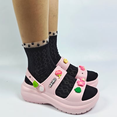 【買1送1】AKIBO千層洞洞鞋-櫻花粉(女款、耐走、兩穿、防水) / 內附AKIBO品牌鞋扣1個。現在買再送鞋扣組(不挑款)2