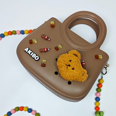 【買1送1】AKIBO滿月包-焦糖咖/童趣彩珠背帶(肩背手提洞洞包。中性款、輕量、防水) / 內附AKIBO品牌鞋扣1個。現在買再送鞋扣組(不挑款)5