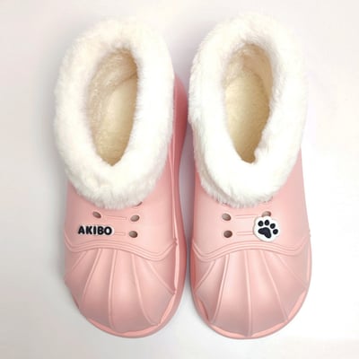 【買1送1】AKIBO毛毛洞洞短靴-櫻花粉(女款、4公分厚底增高、雲朵感、輕量、保暖) / 內附AKIBO品牌鞋扣2個。現在買再送鞋扣組(不挑款)2
