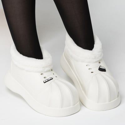 【買1送1】AKIBO毛毛洞洞短靴-牛奶白(女款、4公分厚底增高、雲朵感、輕量、保暖) / 內附AKIBO品牌鞋扣2個。現在買再送鞋扣組(不挑款)1