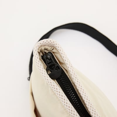 Angelia&Pets輕防撥水側肩包-淺卡其8