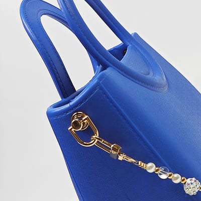 【買1送1】AKIBO滿月包-寶石藍 / 雅緻珍珠背帶 (肩背手提洞洞包。中性款、輕量、防水) / 內附AKIBO品牌鞋扣1個。現在買再送鞋扣組(不挑款)10