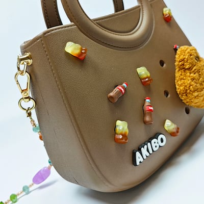 【買1送1】AKIBO滿月包-焦糖咖/波西米亞寶石背帶(肩背手提洞洞包。中性款、輕量、防水) / 內附AKIBO品牌鞋扣1個。現在買再送鞋扣組(不挑款)4