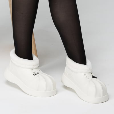 【買1送1】AKIBO毛毛洞洞短靴-牛奶白(女款、4公分厚底增高、雲朵感、輕量、保暖) / 內附AKIBO品牌鞋扣2個。現在買再送鞋扣組(不挑款)3