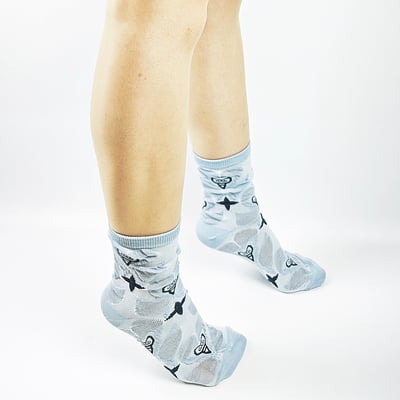 AKIBO藍調浮雕花紋中筒襪(三件組)-女款