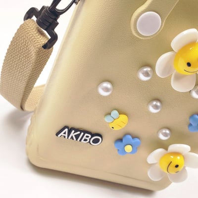 【買1送1】AKIBO吐司包-奶茶(創意點點洞洞包。中性款、輕量、防水) / 內附AKIBO品牌鞋扣1個。現在買再送鞋扣組(不挑款)