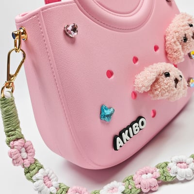 【買1送1】AKIBO滿月包-櫻花粉/手工編織花朵背帶(肩背手提洞洞包。中性款、輕量、防水) / 內附AKIBO品牌鞋扣1個。現在買再送鞋扣組(不挑款)4