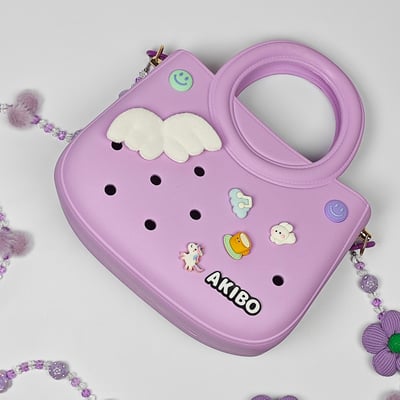 【買1送1】AKIBO滿月包-薰衣紫/珠光雪羽背帶 (肩背手提洞洞包。中性款、輕量、防水) / 內附AKIBO品牌鞋扣1個。現在買再送鞋扣組(不挑款)5