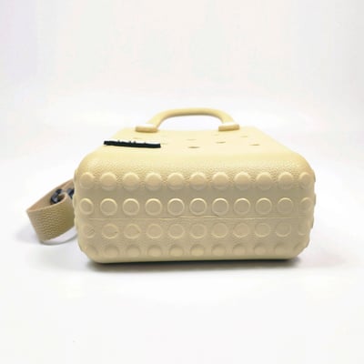 【買1送1】AKIBO吐司包-奶茶(創意點點洞洞包。中性款、輕量、防水) / 內附AKIBO品牌鞋扣1個。現在買再送鞋扣組(不挑款)