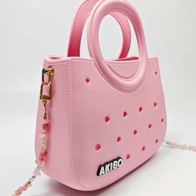 【買1送1】AKIBO滿月包-櫻花粉/手工編織花朵背帶(肩背手提洞洞包。中性款、輕量、防水) / 內附AKIBO品牌鞋扣1個。現在買再送鞋扣組(不挑款)6