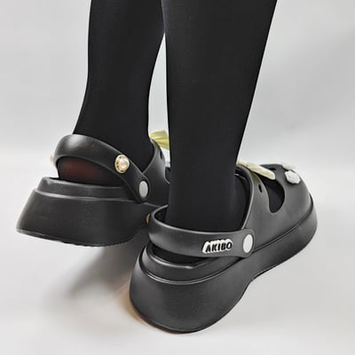 【買1送1】AKIBO瑪莉珍洞洞鞋-經典黑(女款、4.5公分厚底增高、雲朵感、輕量、兩穿、防水) / 內附AKIBO品牌鞋。現在買再送鞋扣組(不挑款)扣1個14